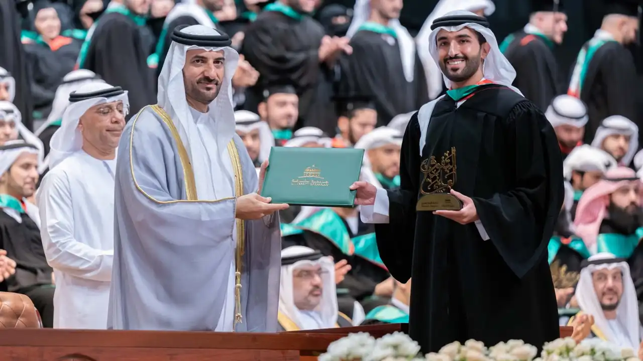 سلطان بن أحمد يشارك في تخريج طلاب الدراسات العليا بجامعة الشارقة
